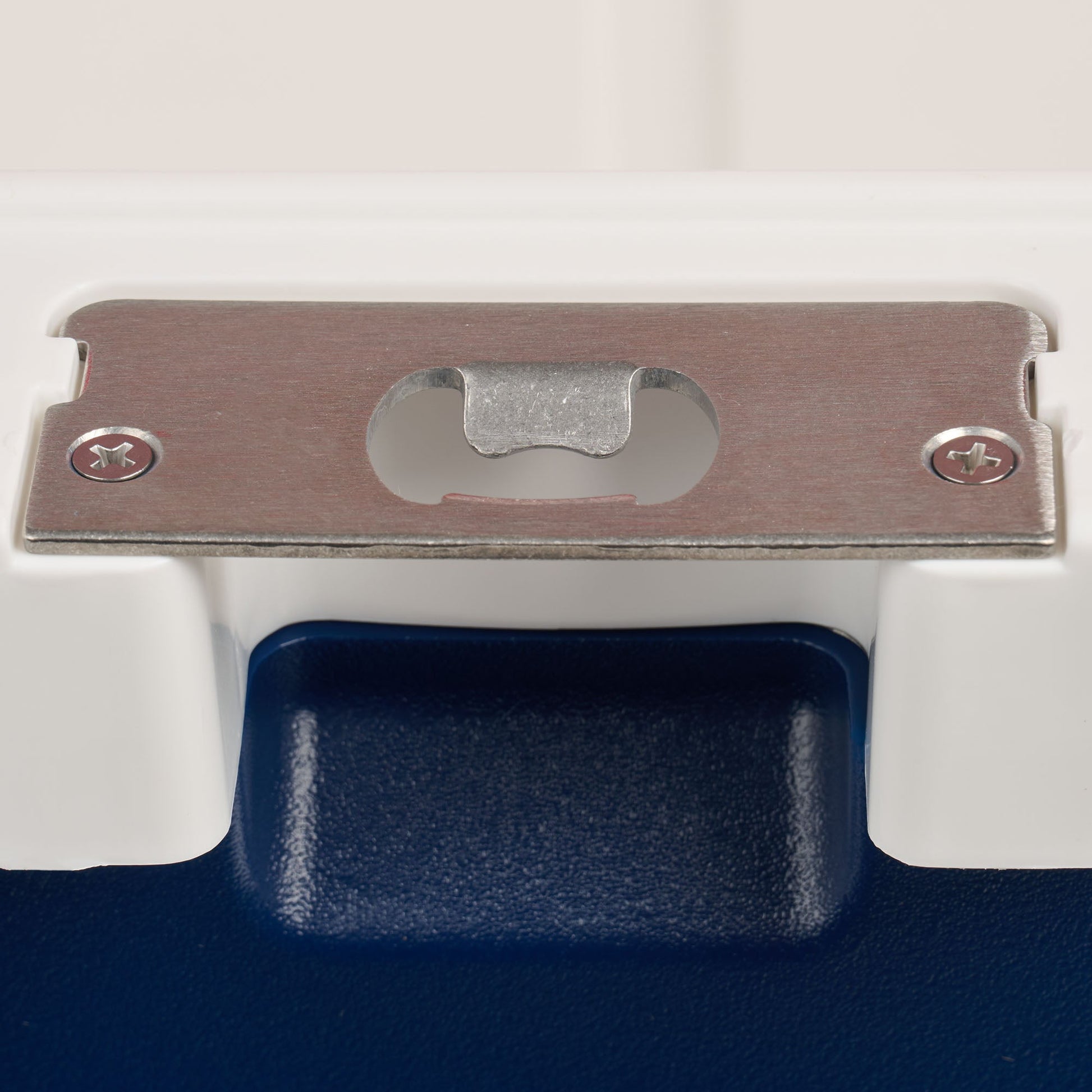 trailmate-75-qt-roller-cooler-p1 00035111-BO.jpg